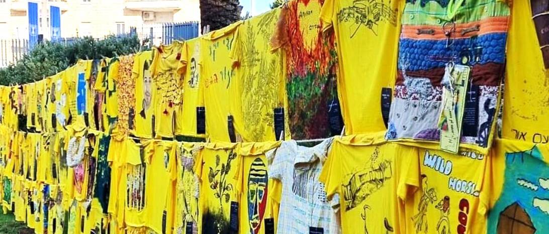 Az izraeli államfői rezidencia előtt mától 132 sárga póló szimbolizálja a túszokat