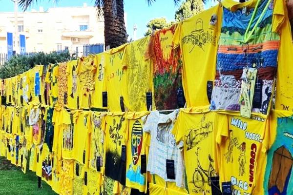 Az izraeli államfői rezidencia előtt mától 132 sárga póló szimbolizálja a túszokat