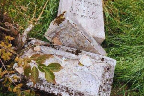 Megrongáltak húsz zsidó síremléket a rimaszécsi temetőben