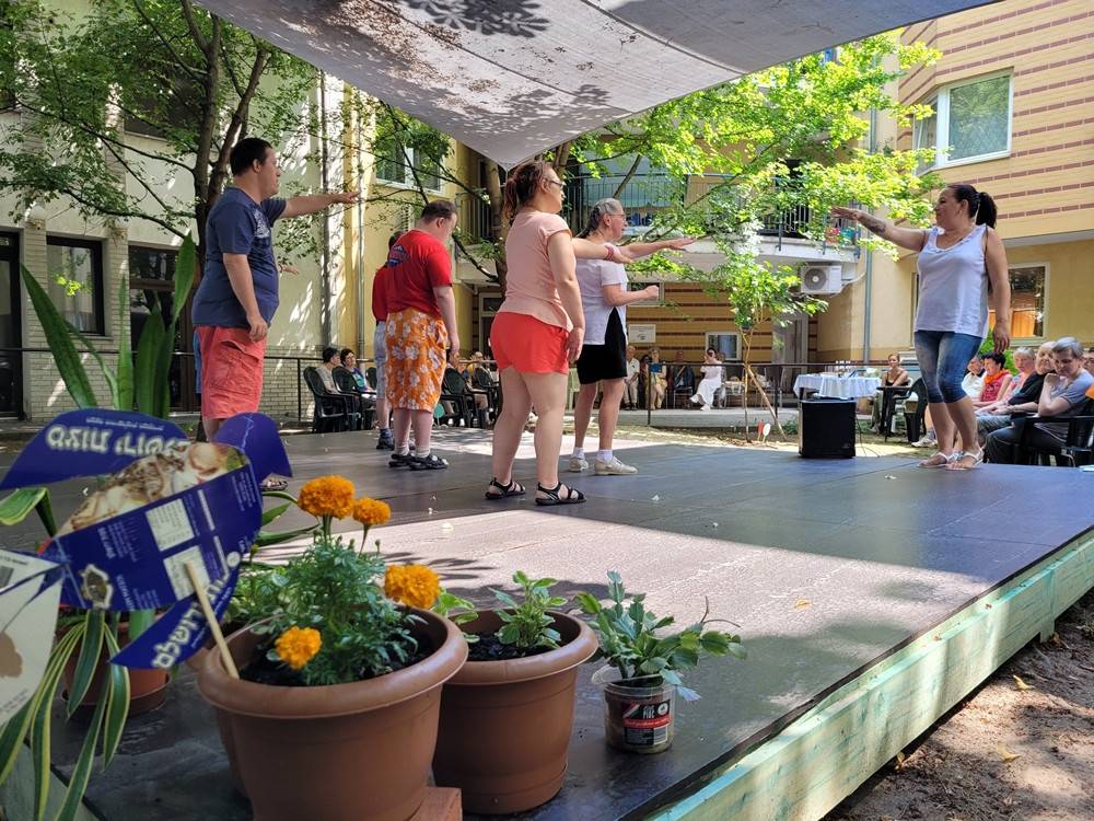 Átadták a WIZO többfunkciós kerti foglalkoztatóját az újpesti szeretetotthonban | Mazsihisz