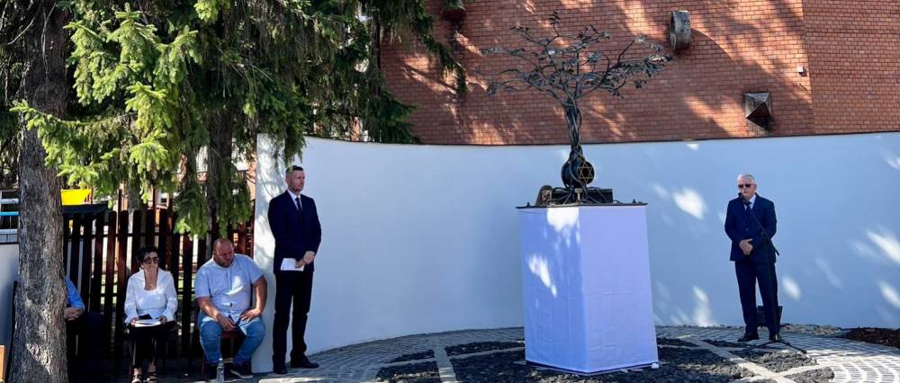 Holokauszt Emlékművet avattak Kiskőrösön – Az Élet Fája 422 emlékező levéllel | Mazsihisz