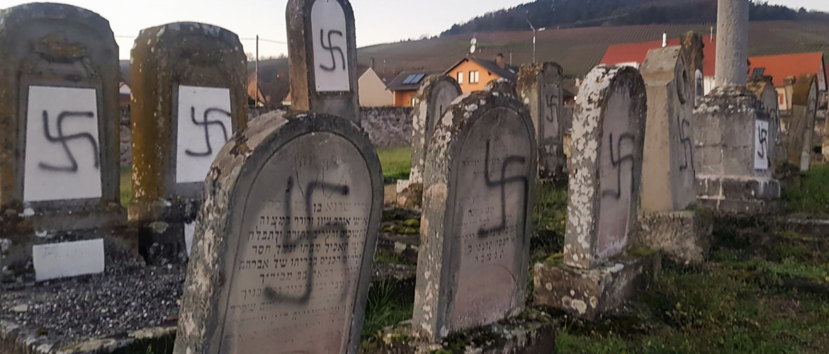 Több mint száz zsidó sírt gyaláztak meg Franciaországban
