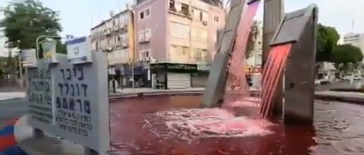Vérvörösre festették tiltakozók az egyik izraeli település Trump terén álló szökőkút vízét