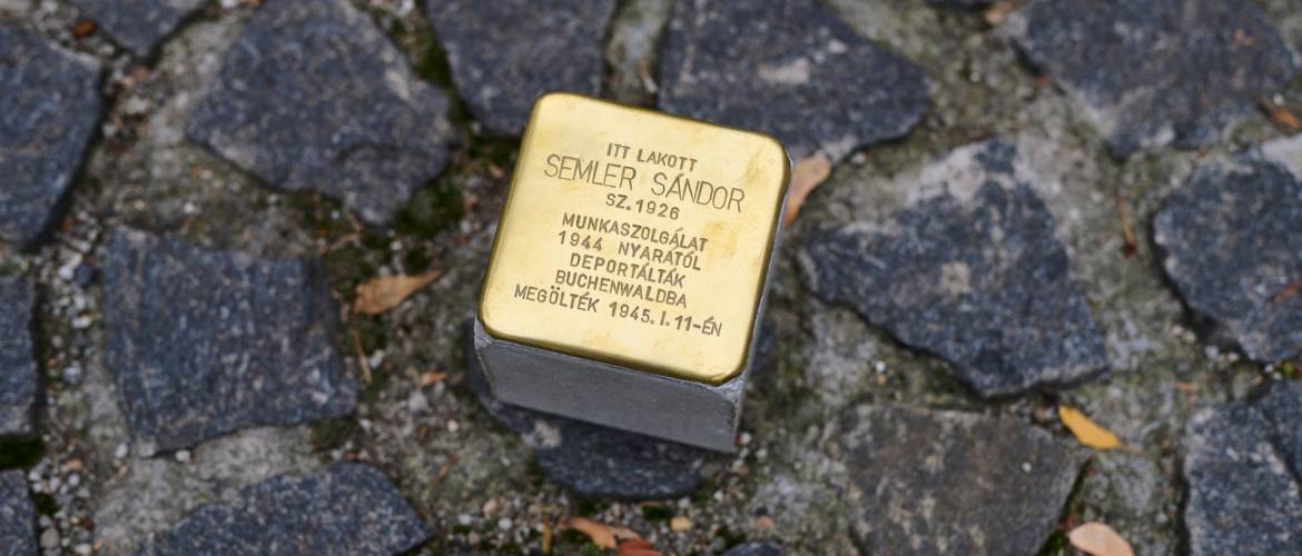 Dr. Nógrádi Péter: „Ez a fémlap nem nagy, nem feltűnő, mégis súlya van"