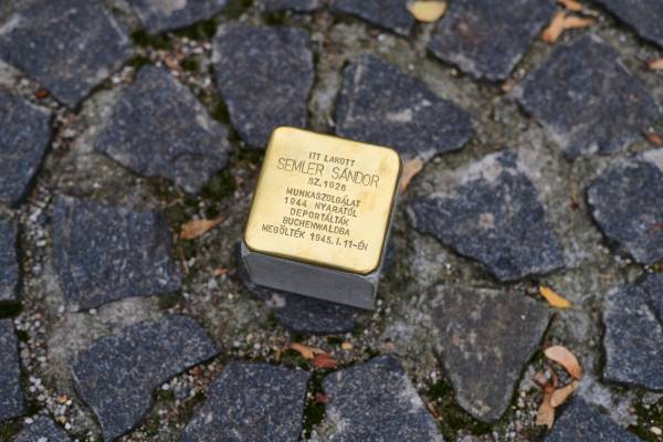 Dr. Nógrádi Péter: „Ez a fémlap nem nagy, nem feltűnő, mégis súlya van"