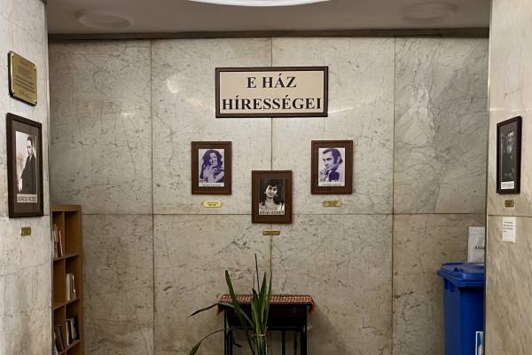 Lépcsőház-látogatóban egy zseni születésnapján