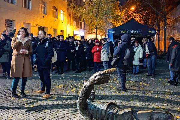 Lobogtak a gyertyák a túszul ejtett izraeliekért Budapesten