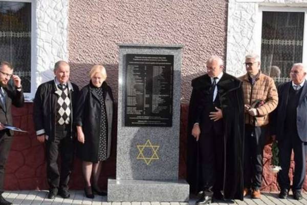 Határon túl: Emlékművet állítottak a holokauszt zápszonyi áldozatainak