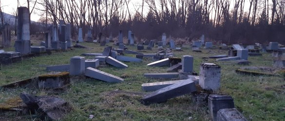 Mintegy hatvan sírkövet döntöttek le a námesztói zsidó temetőben
