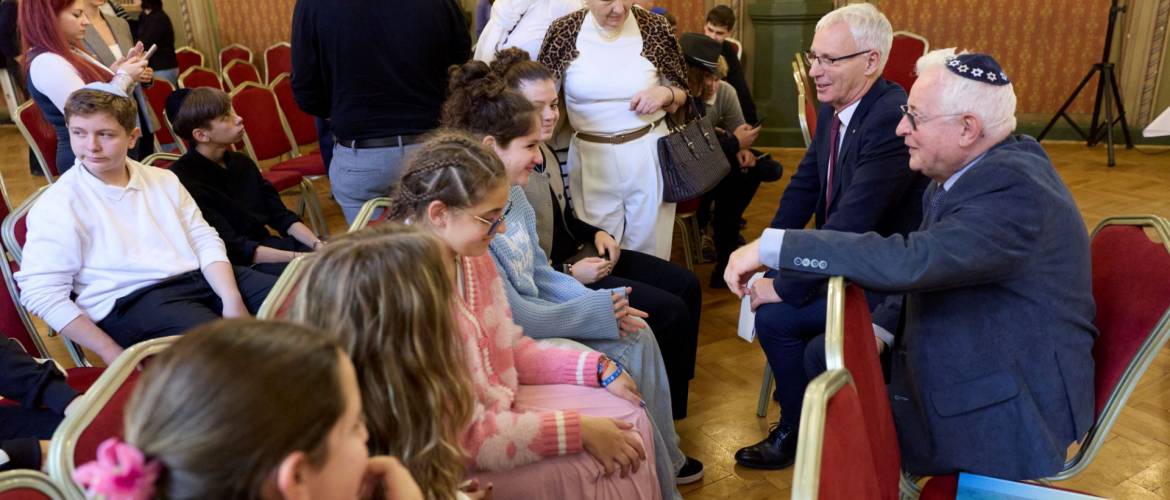 Új lehetőség a zsidó hitoktatásban – 350 hittankönyvet adtak át a Goldmark teremben