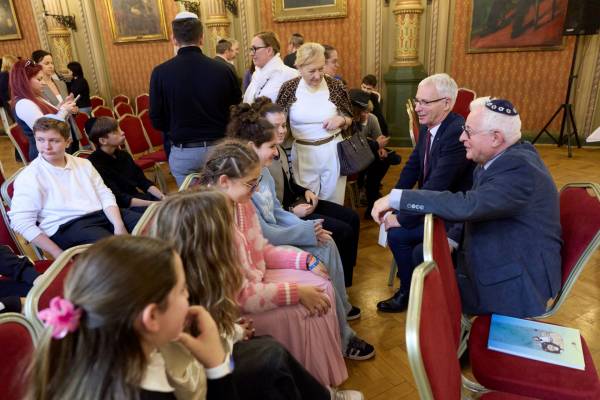 Új lehetőség a zsidó hitoktatásban – 350 hittankönyvet adtak át a Goldmark teremben