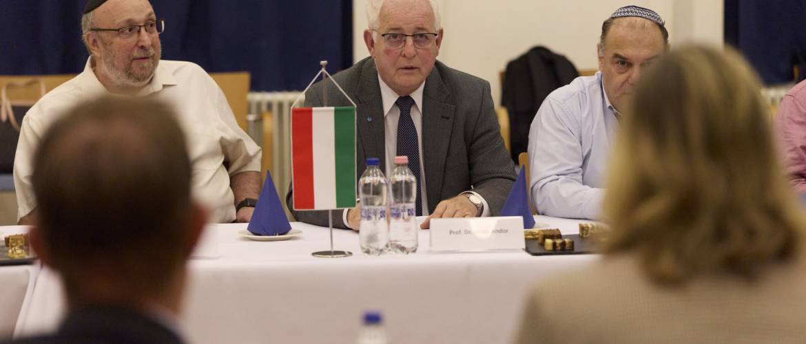 Katonai delegáció látogatása a Mazsihisz elnökénél