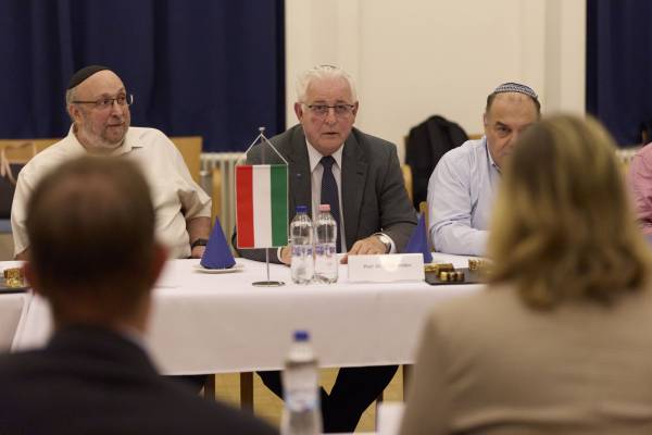 Katonai delegáció látogatása a Mazsihisz elnökénél