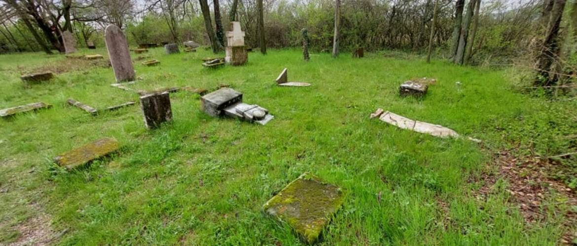 Vandálok rongálták meg a budakeszi zsidó temető sírjait