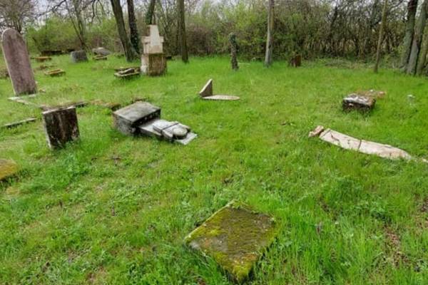 Vandálok rongálták meg a budakeszi zsidó temető sírjait