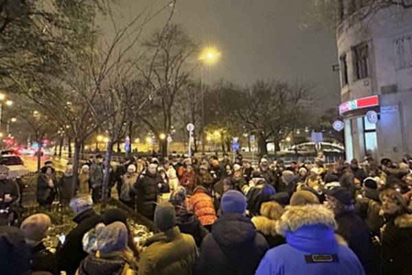 Hanukkah 2024: Outdoor Candle Lightings in Pest and Buda with Rabbi Tomi Verő