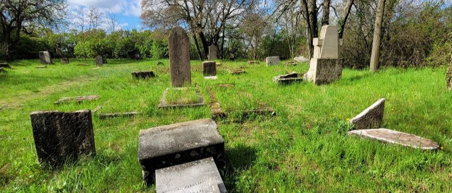 Bonyodalmas jogi helyzetek a megrongált budakeszi zsidó temetőben