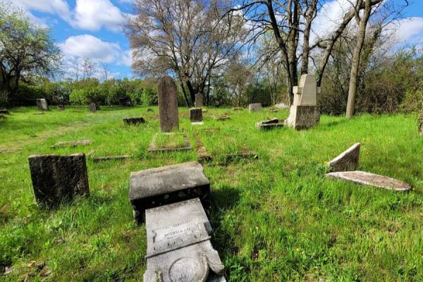 Bonyodalmas jogi helyzetek a megrongált budakeszi zsidó temetőben