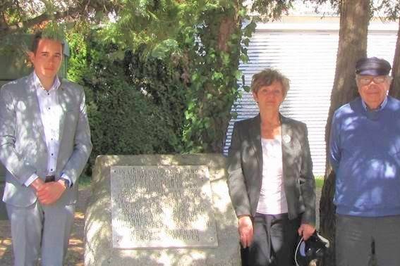 Koszorúk a halálra gyötört magyar zsidó nők emlékére Ausztriában