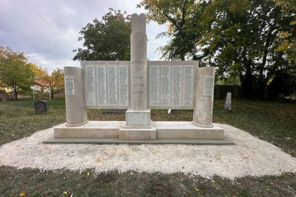 Megújult a sárbogárdi mártíremlékmű a Mazsihisz és a Mazsök támogatásával