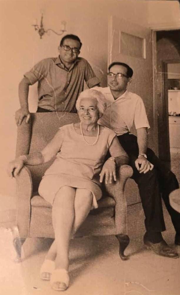 Joel Alon ikertestvérével és édesanyjával