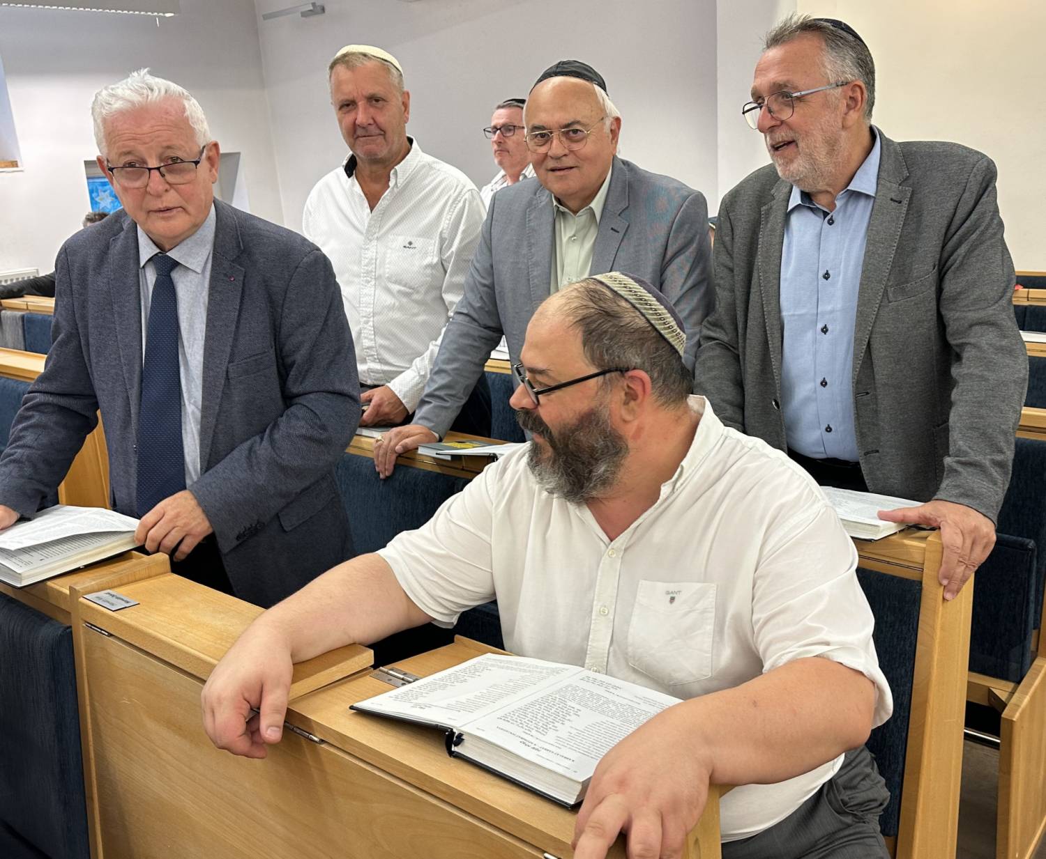 Dr. Grósz Andor XI. kerületi politikusokkal a Bét Sálomban | Mazsihisz