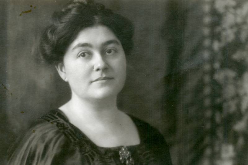 Erdos_Renee_1919_Photo_BOX.jpg