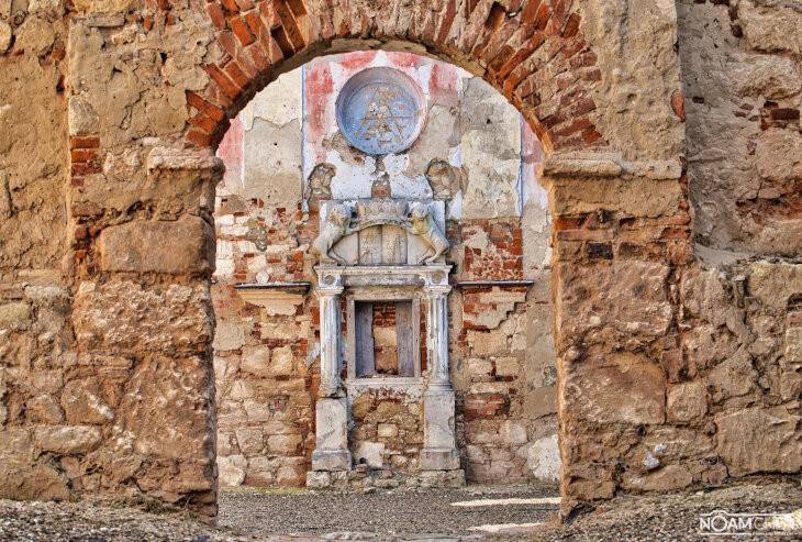 Chapter-Two-final-The-Abandoned-Synagogue-Ruins_htm_80d05883.jpg