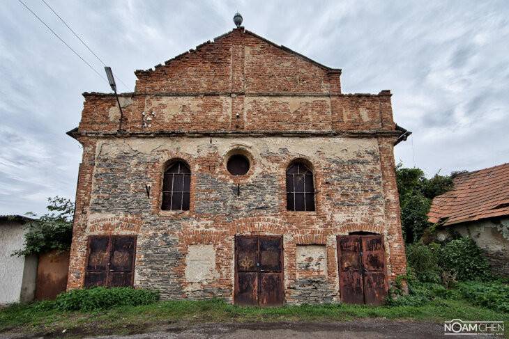 Chapter-Two-final-The-Abandoned-Synagogue-Ruins_htm_e8e18733.jpg