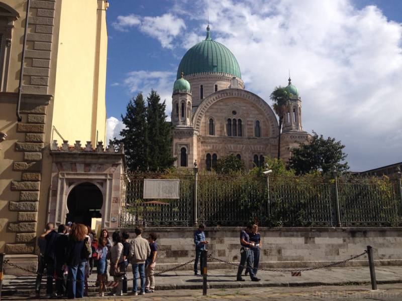 Florence-tourists-wm1.jpg