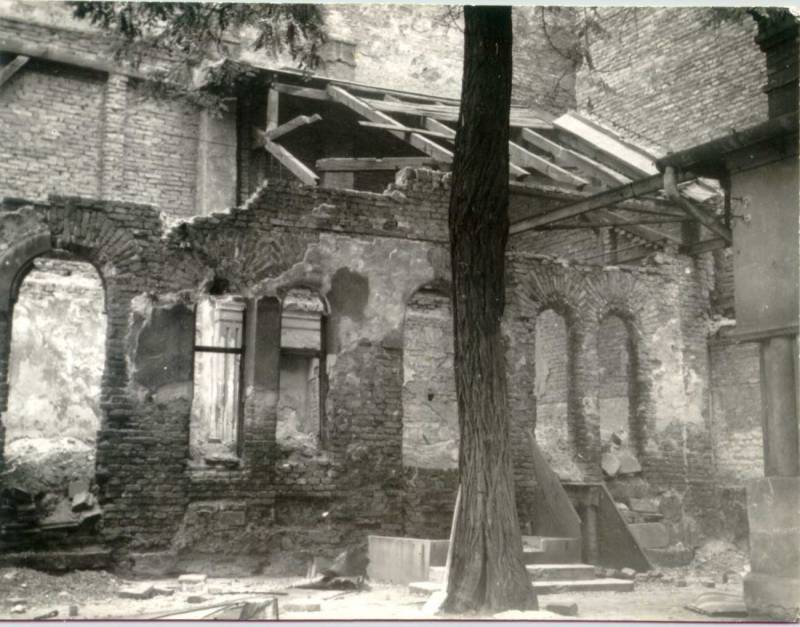 Budapest, a Rumbach utcai zsinagóga udvarán lévő téli imaház romjai, lebontották 1955-ben