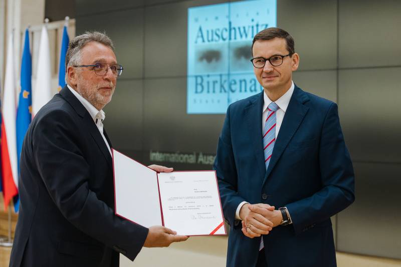 Heisler András átveszi a megbízólevelet Mateusz Morawiecki lengyel miniszterelnöktől