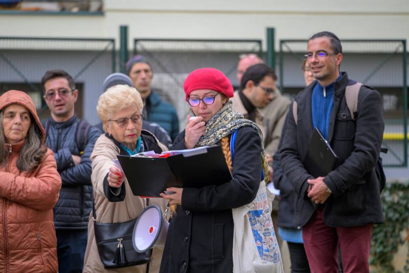 Piros sapkában Szilágyi Adrien Rebeka, mögötte kék pulóverben Sipos Dávid