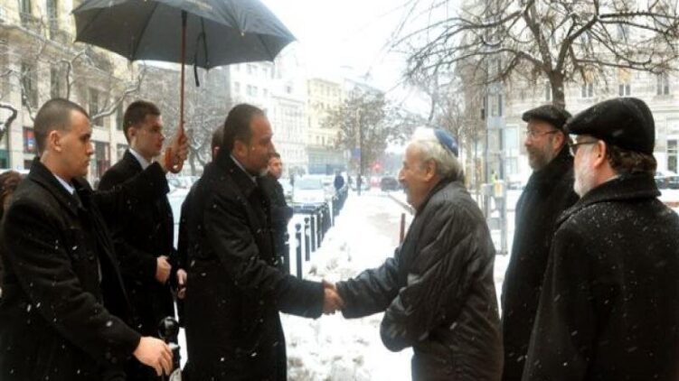 Avigdor Liberman a Síp utcában