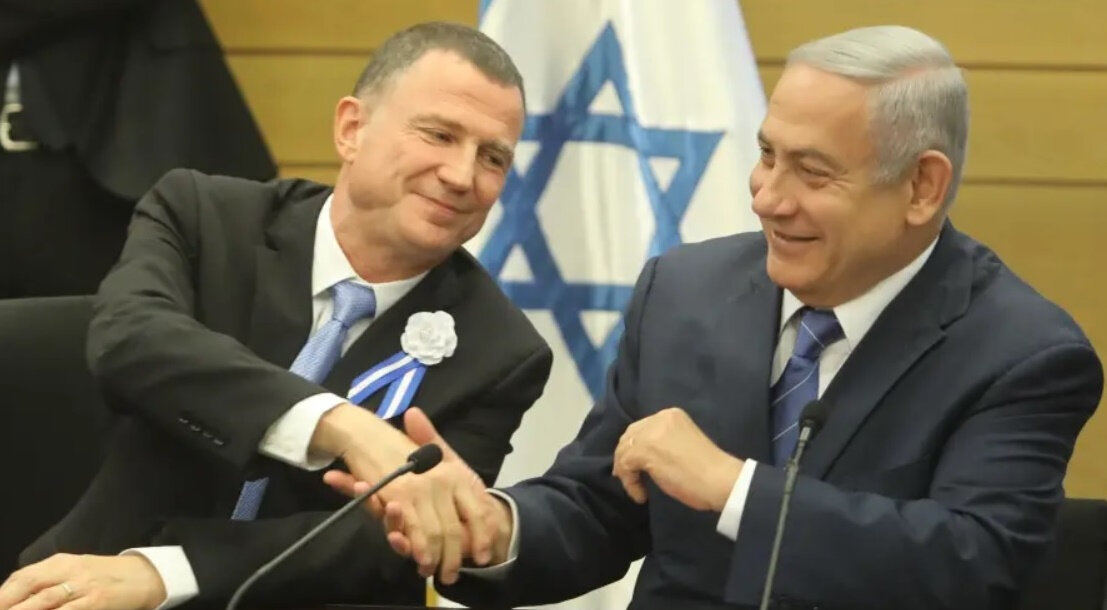 Benjamin Netanyahu és Yuli Edelstein kezet fognak a 21. Kneszetben.