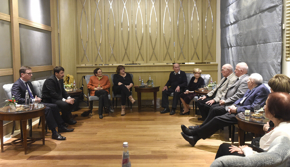 Áder János köztársasági elnök Izraelben élő magyar származású holokauszttúlélőkkel beszélget Jeruzsálemben. Balról Benkő Levente, Magyarország izraeli nagykövete. Fotó: Bruzák Noémi / MTI