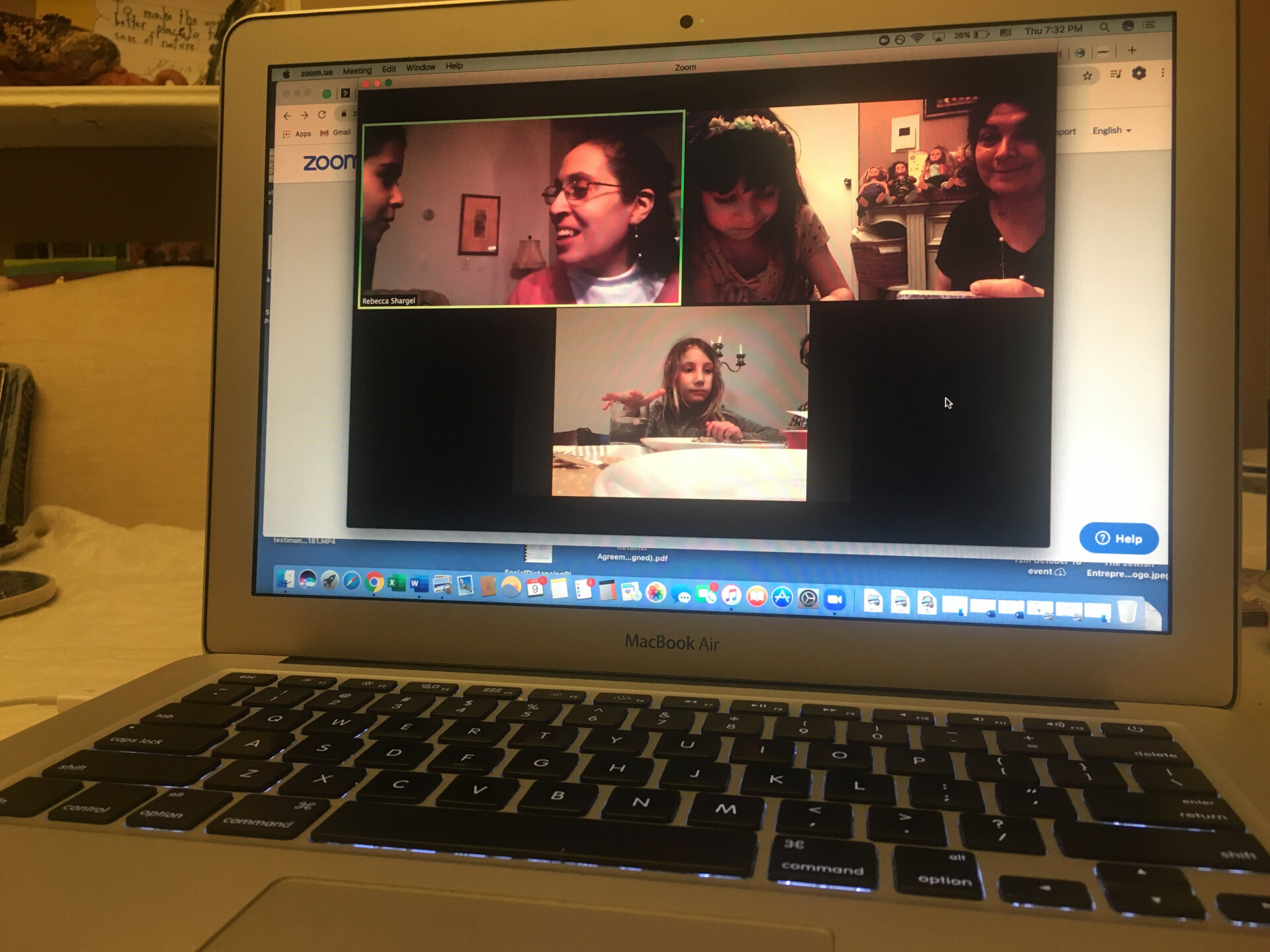 Zoom Peszah Szeder baratokkal a karanten idejen.JPG