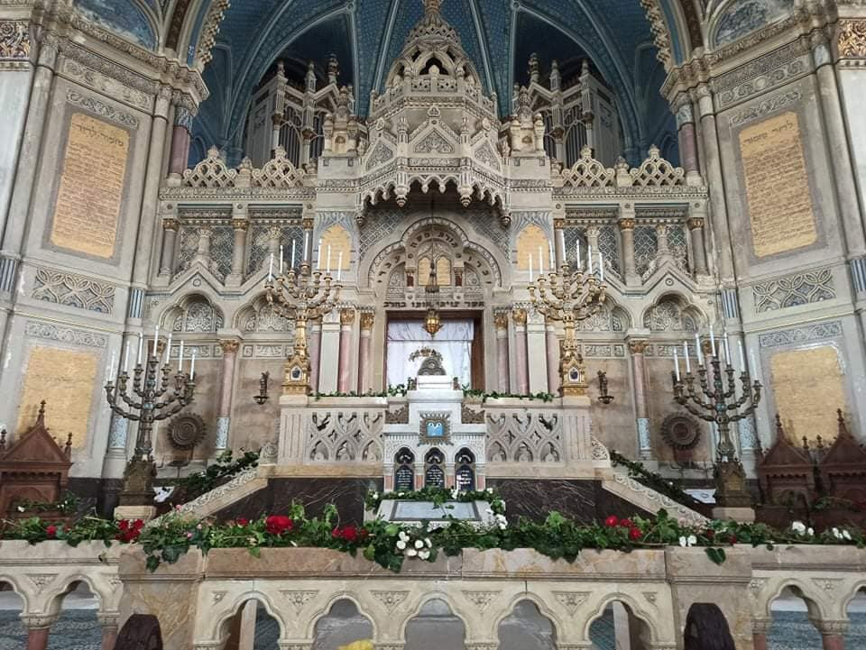 Ünnepi díszben a Szegedi Zsinagóga