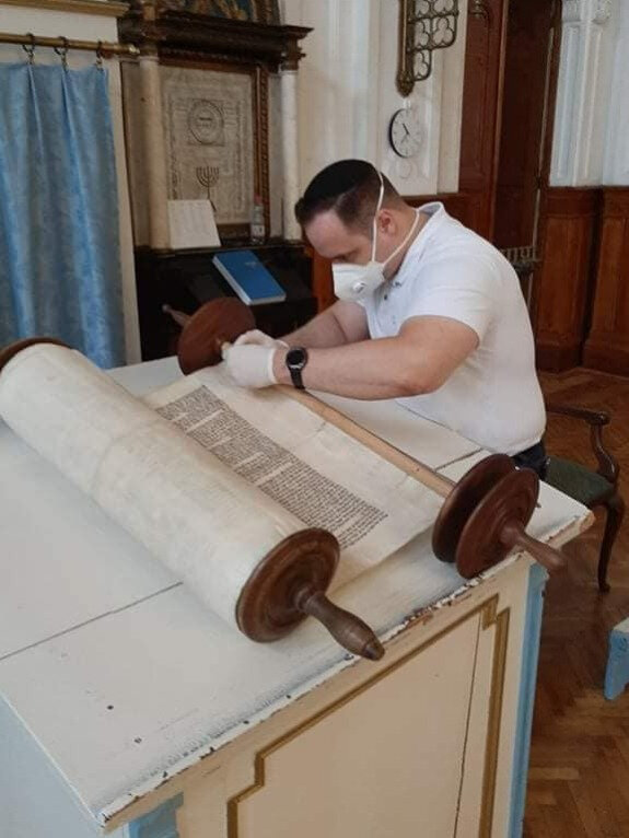 Tórajavítás Szegeden / Forrás: Szegedi Zsidó Hitközség Facebook oldal