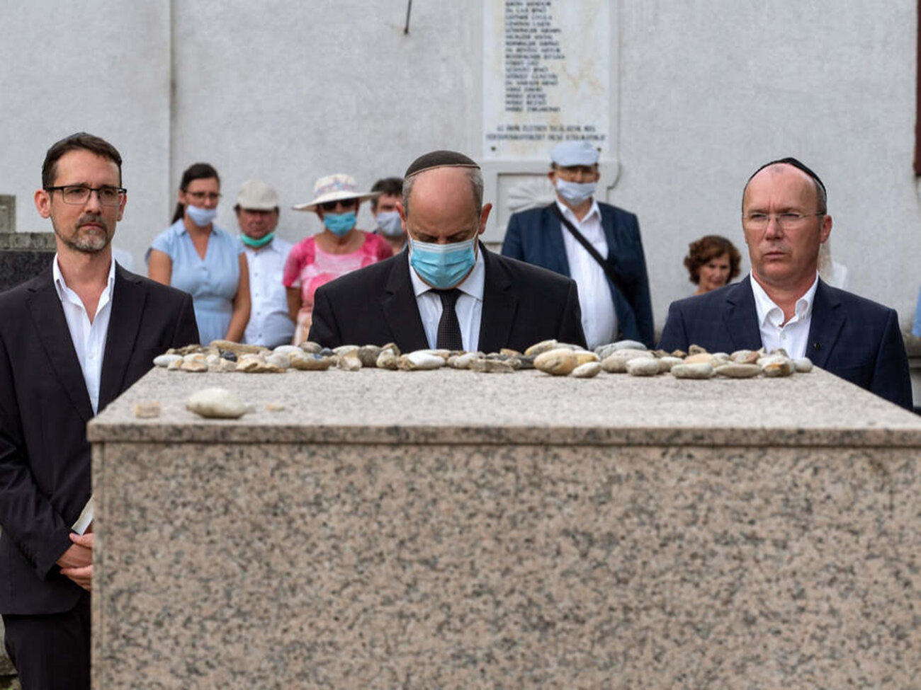 Budai Miklós, Verő Tamás és Porga Gyula is elhelyezte az emlékezés köveit  Fotó: Nagy Lajos