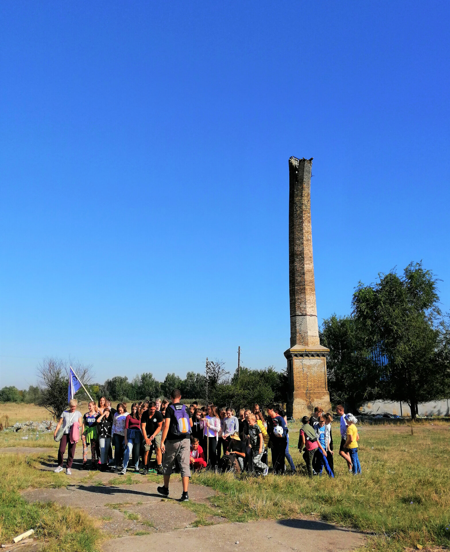 Diákokkal a szenttamási téglagyárnál.jpg