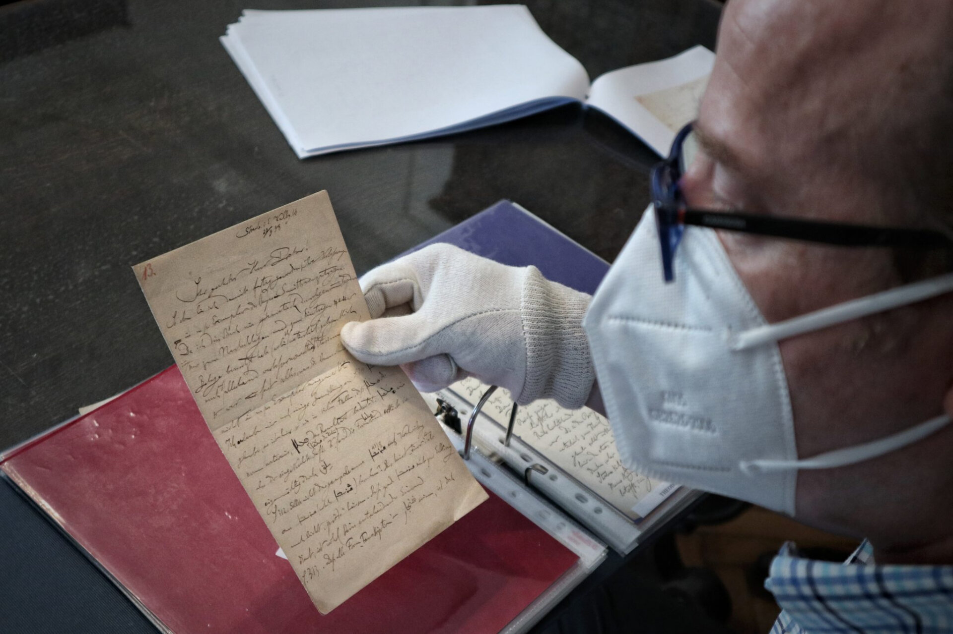 Tamási Balázs könyvtárigazgató ellenőrzi a dokumentumokat (Földi Bence / OR-ZSE)