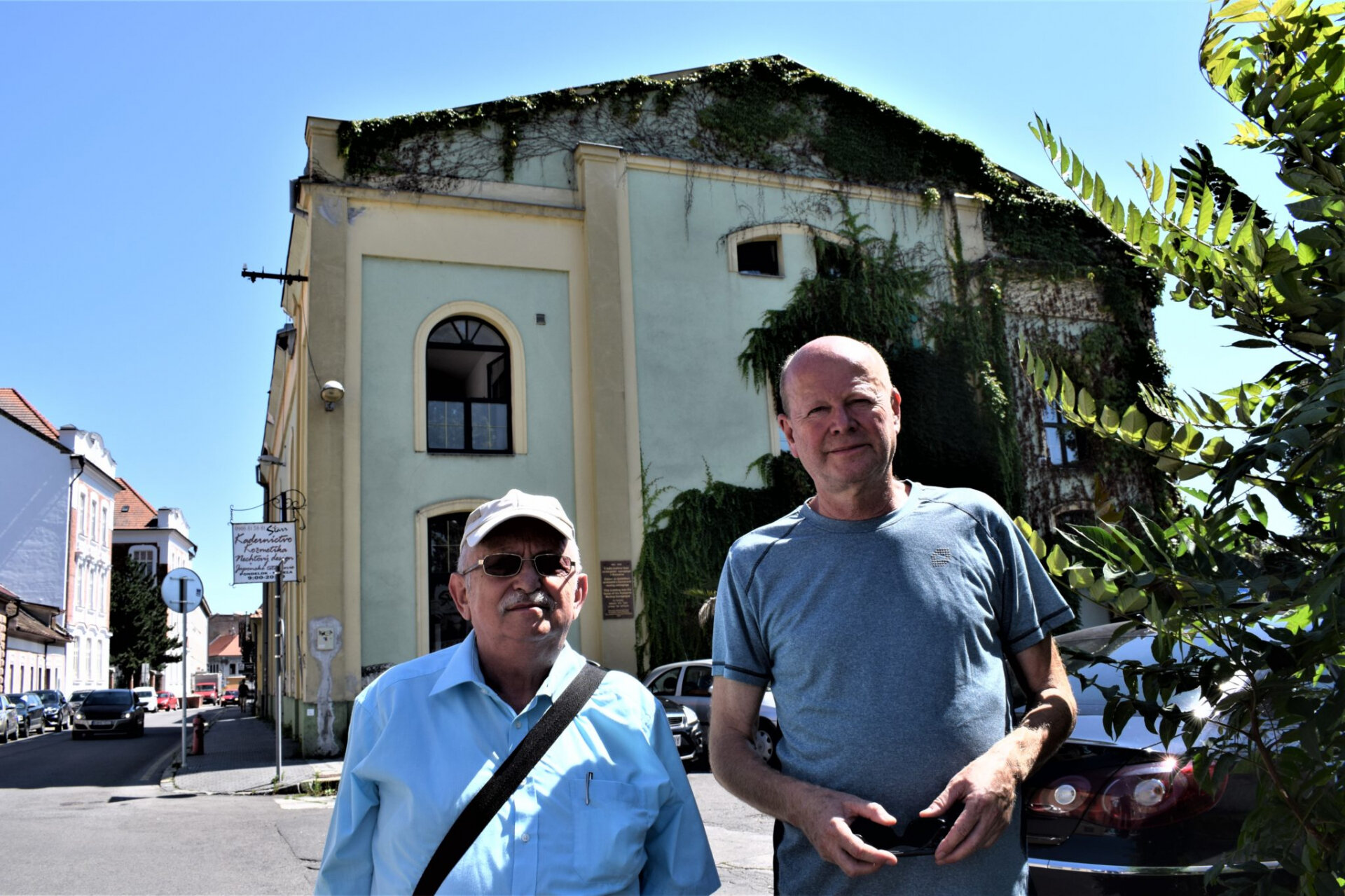 A nagy zsinagóga ma – előtte Paszternák Antal és Kollár Zoltán