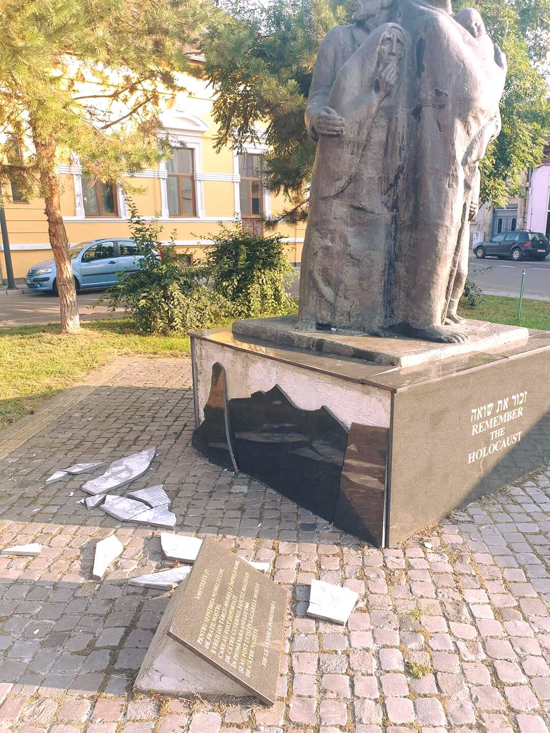 A marosvásárhelyi Holokauszt-emlékmű a városból 1944-ben elhurcolt több mint 7500 zsidónak állít emléket. A szobrot 2003-ban állították.