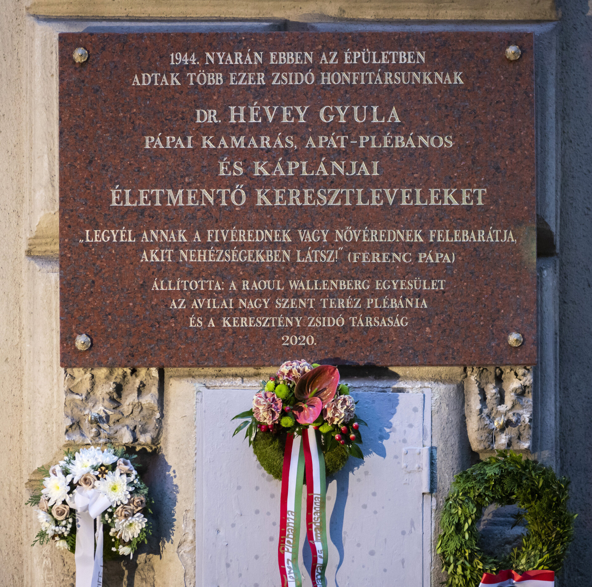 héveygyula-emléktábla-1.jpg