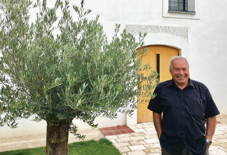 Olti Ferenc a zsinagóga udvarán