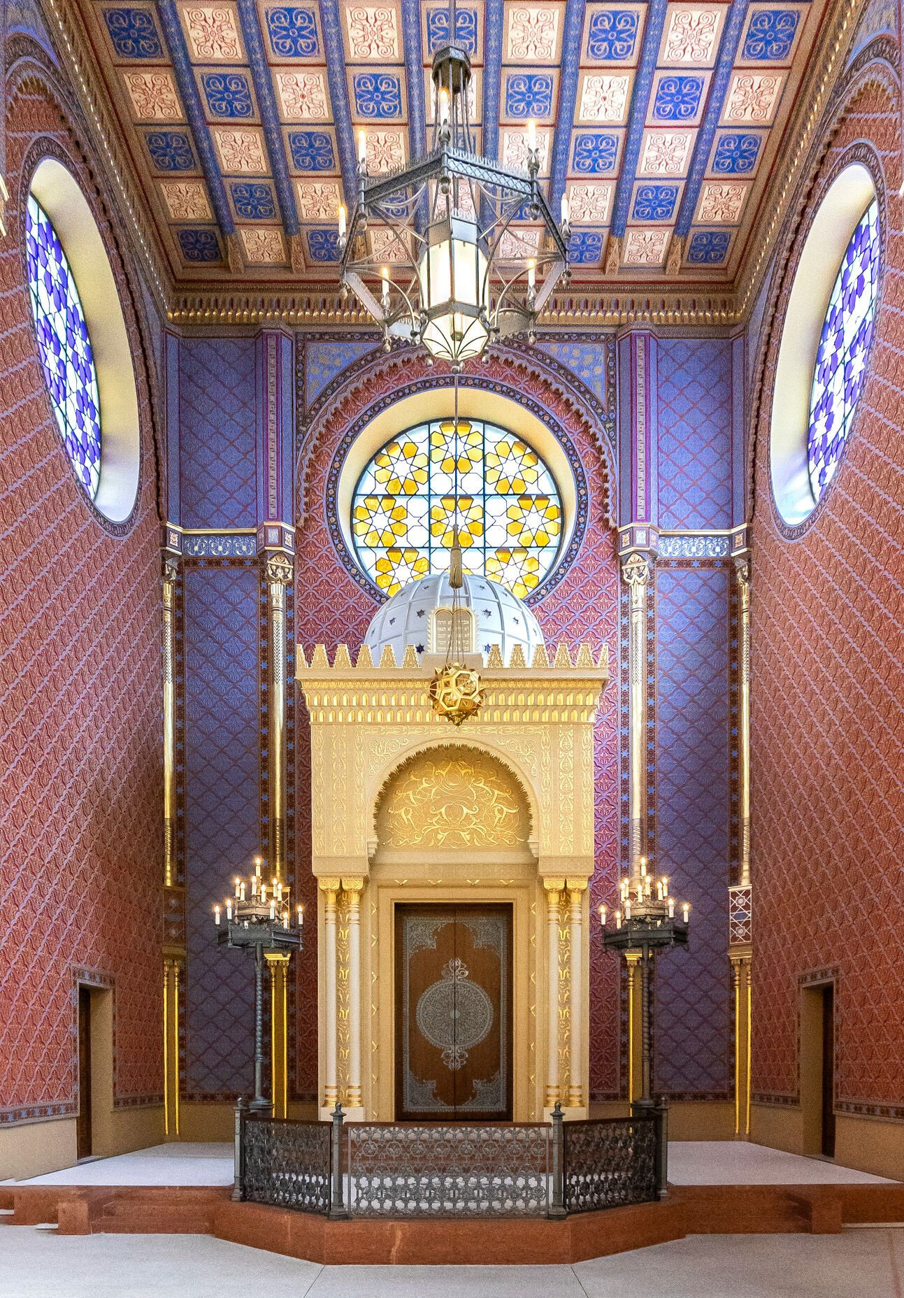 Az eredeti tóraszekrényt 1990-ben elbontották, de megmaradtak egyes darabjai, amelyeket a mostani újraalkotáskor mintaként fel lehetett használni (Fotó: Both Balázs/pestbuda.hu)