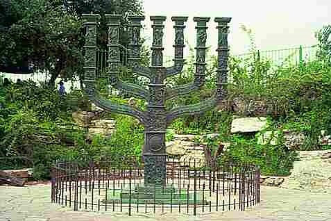 Elkáná: Menóra az Izraeli Parlamenttel, a Kneszettel szemben