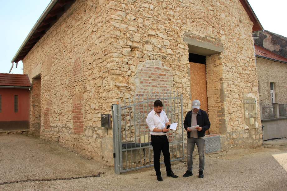 Neszler Imre Attila, a tapolcai ózsinagóga tulajdonosa, egyben a Tapolcai Értékmegőrző Egyesület elnöke és Zsigó Balázs egyesületi tag az ózsinagóga előtt Fotó: Szijártó János/Napló