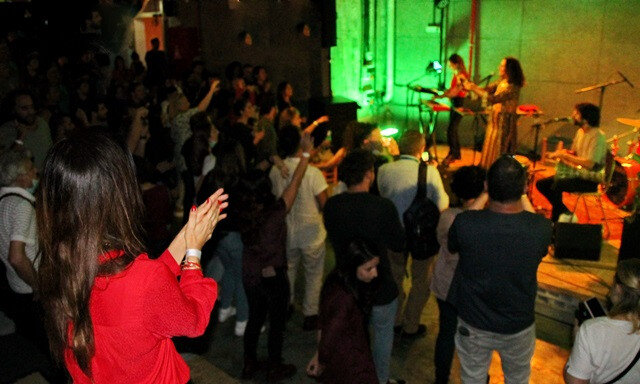 Lala handclap (1).JPG